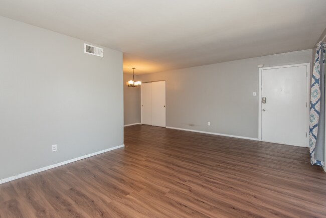 Building Photo - 6916 Colonial Woods Dr