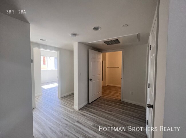 Foto del edificio - 6829 Simpson Ave