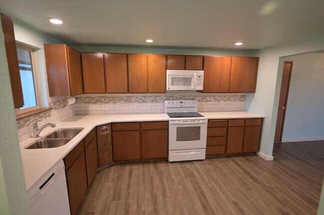 Foto del edificio - 1 bed 1 bath condo in 55+ community: ALL Utilities included!