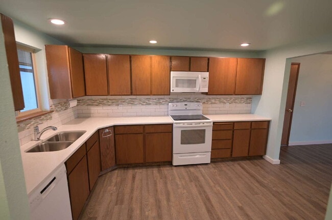 Building Photo - 1 bed 1 bath condo in 55+ community: ALL Utilities included!