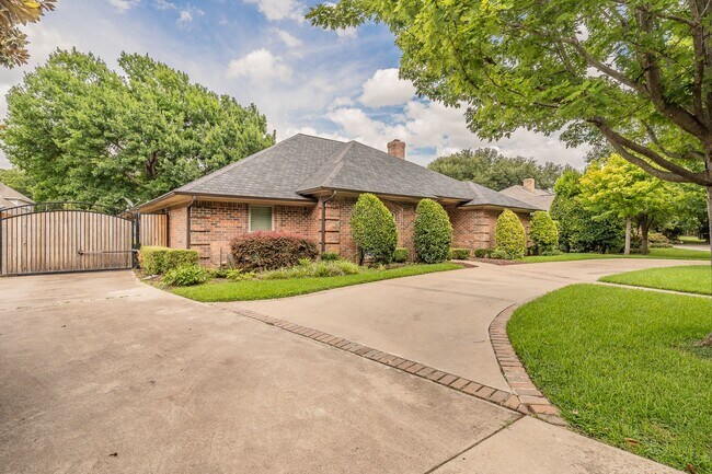 Building Photo - Stunning 4-bedroom, 3-bathroom