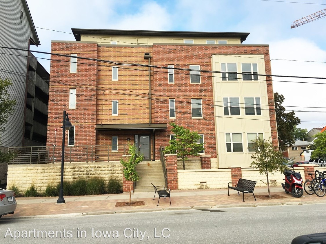 Primary Photo - 603 S Dubuque St