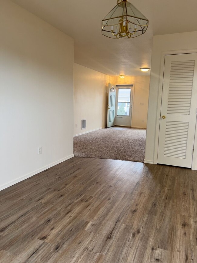 Building Photo - Lovely 3 Bedroom 2 Bath w/ gas fireplace