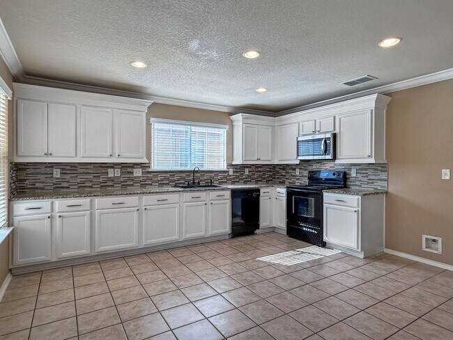 Foto del edificio - Spacious 4-Bedroom Home Near 1604 & Hwy 90