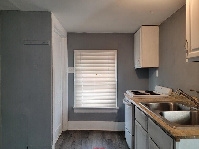 Foto del edificio - Large 1 bed upper Heat & Water included