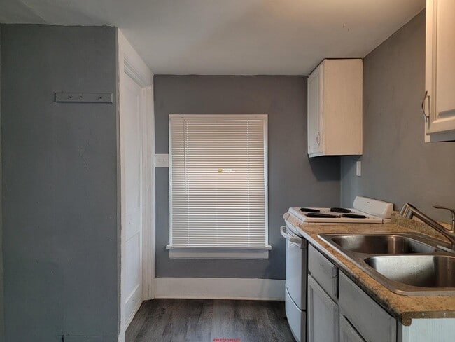 Building Photo - Large 1 bed upper Heat & Water included