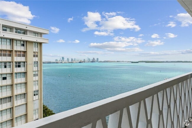 Building Photo - 1430 Brickell Bay Dr