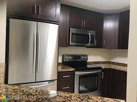 Foto del edificio - 21890 Lake Forest Cir