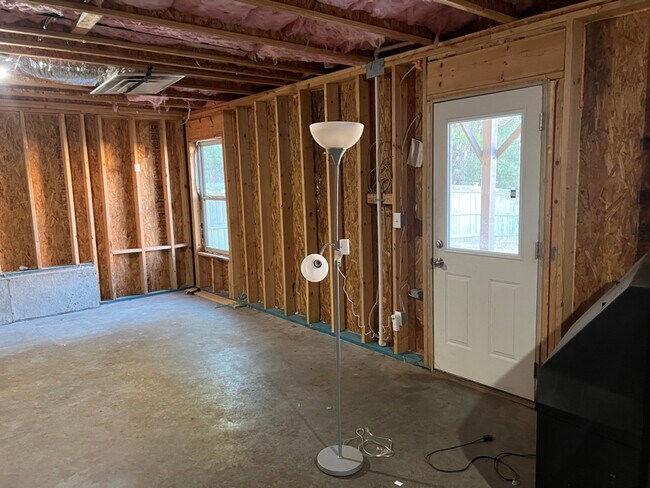 Building Photo - 1556 Rolling View Way SE