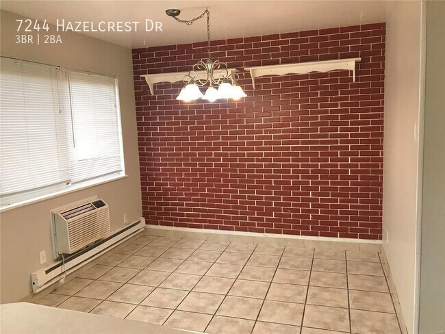 Building Photo - Three bedroom townhouse
