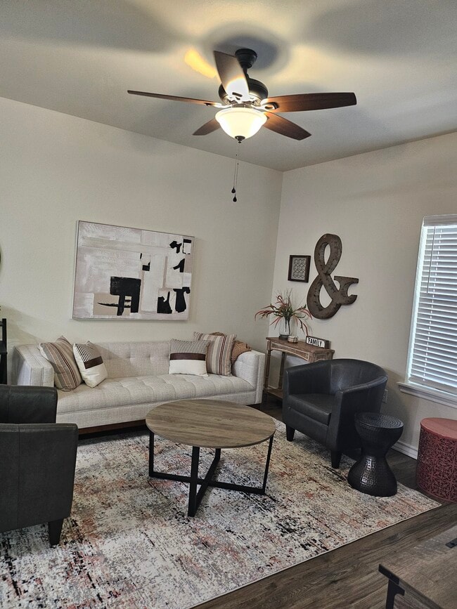 Foto del edificio - 6803 Lakeridge Dr
