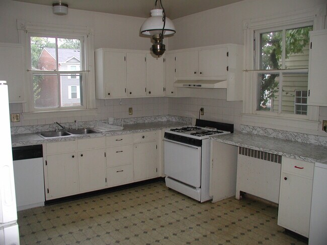 Building Photo - Charming older downtown Charlottesville home!