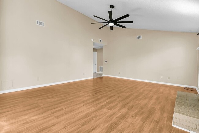 Foto del edificio - 111 Hopper Dr