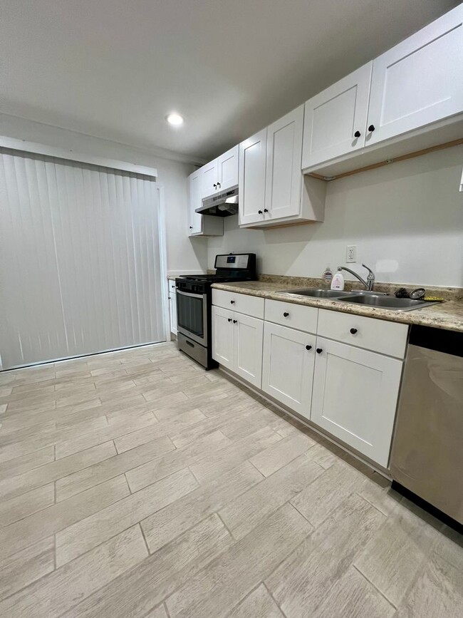 Building Photo - Stunning 2-Bedroom Townhome in the heart of Passyunk Square! Available NOW!