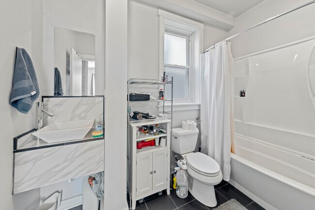 Foto del edificio - 2630 W Division St