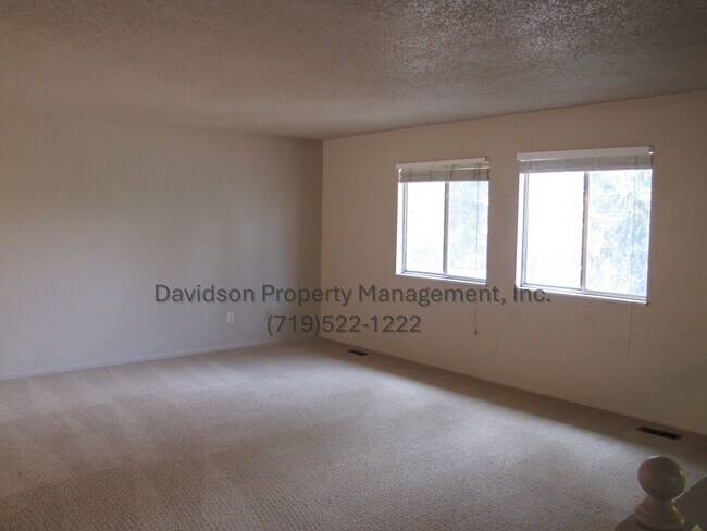 Foto del edificio - Charming 4-Bedroom House in Northeast Colo...
