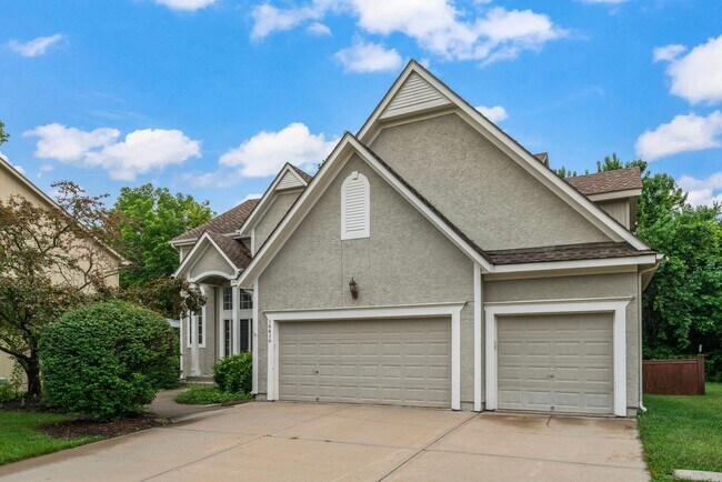 Foto del edificio - This Immaculate 4 Bedroom Home in Overland...