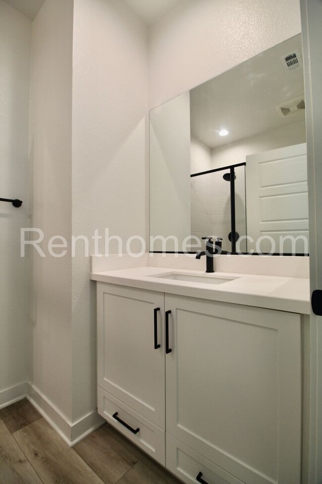 Foto del edificio - 1710 Discovery Falls Dr