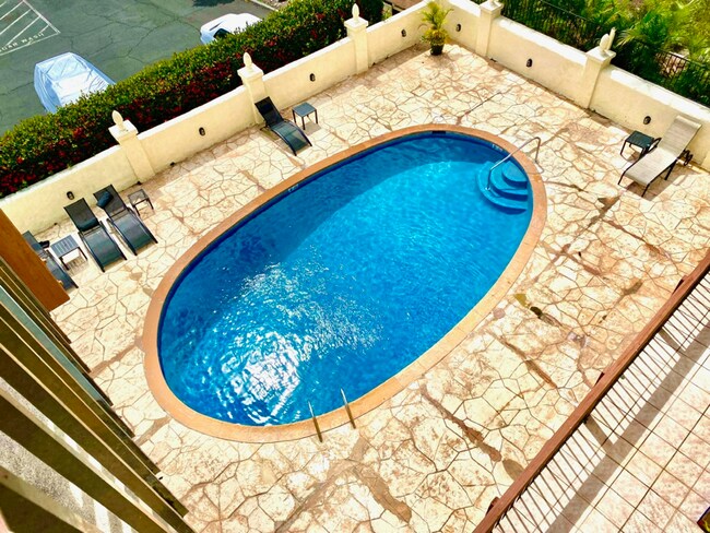 Foto del edificio - 5863-5863 Kuakini Hwy