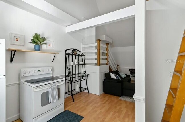 Foto del edificio - 7447 Hawkins Rd
