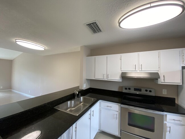 Building Photo - 108 Oakwood Dr