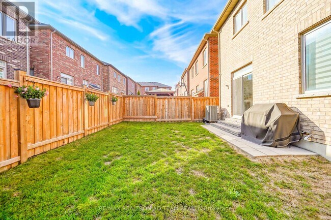 Photo du bâtiment - 1109 Baltic Ln