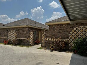 Building Photo - 2712 E Eisenhower Ave
