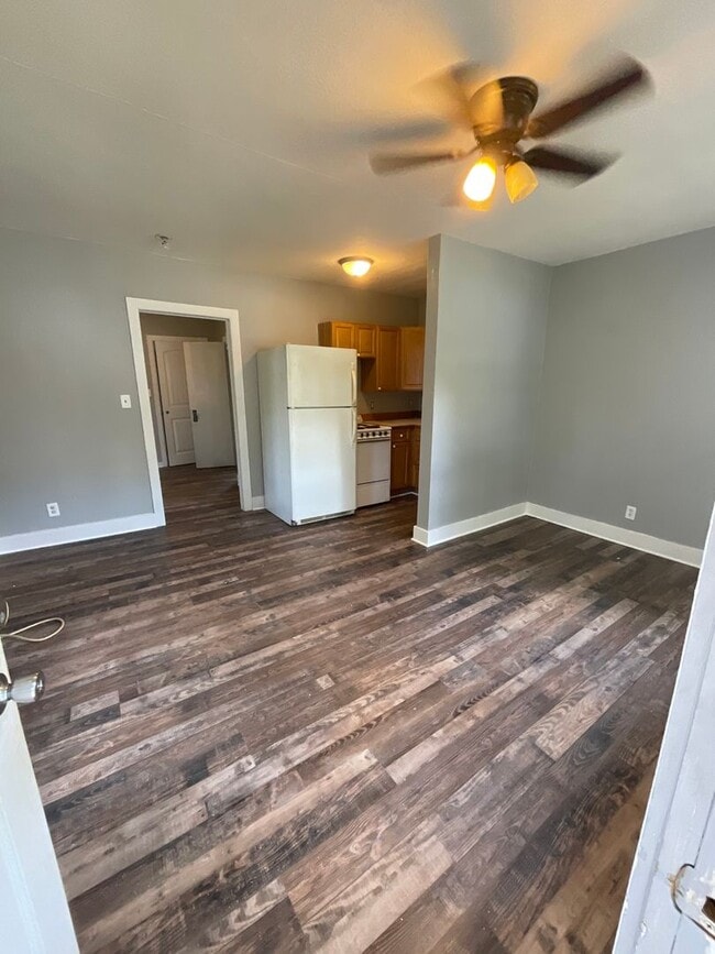 Building Photo - 1 bedroom/ bath duplex
