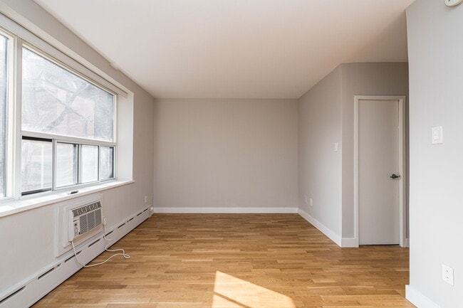 Building Photo - 263 Russell Hill Rd