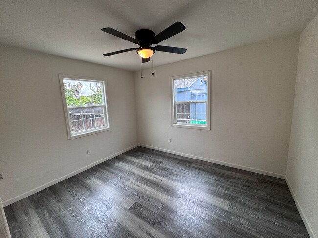 Building Photo - 3 Bedroom, 1 1/2 Bath, Spacious Yard
