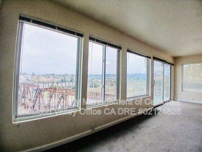 Foto del edificio - 1104 E Cliff Dr