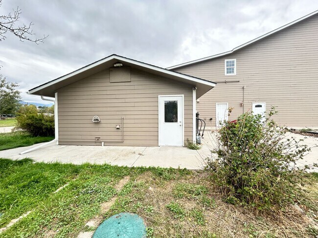 Foto del edificio - 529 W River Rd