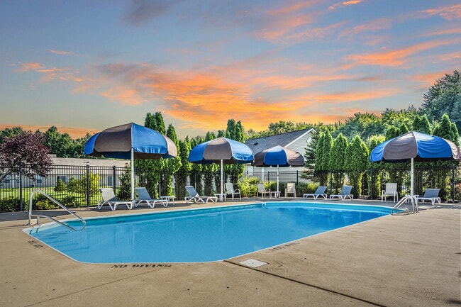 Piscina espectacular con terraza - Bedford Place Apartments