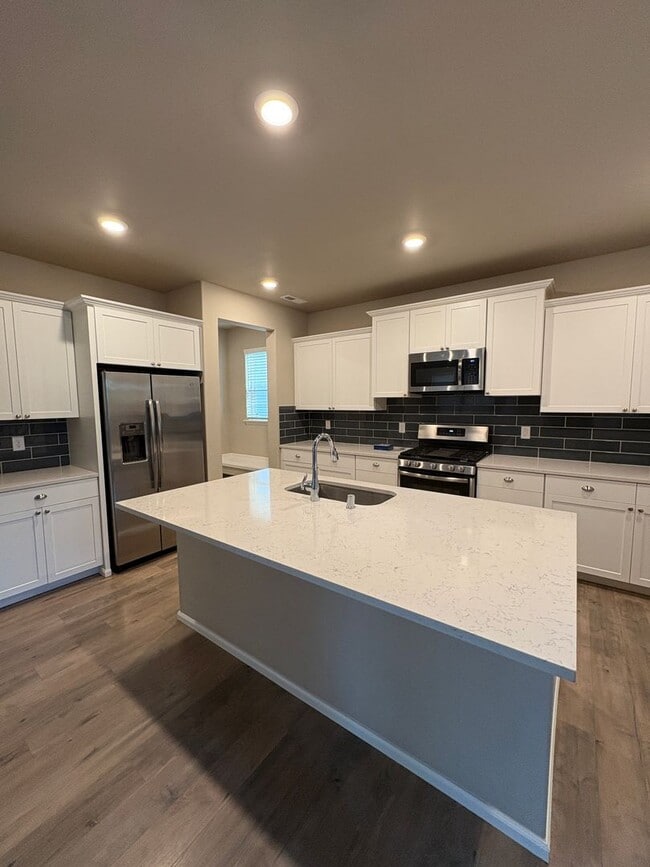 Foto del edificio - Beautiful Ten Trails Fenced Home with 2 Ca...