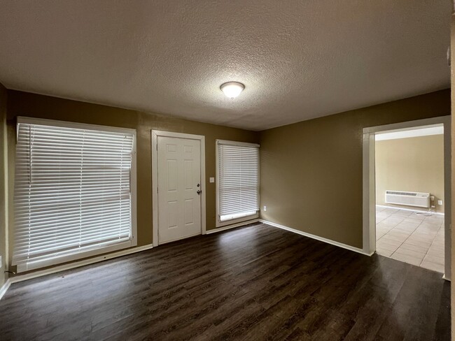 Building Photo - 2nd Floor 2 Bedroom Home