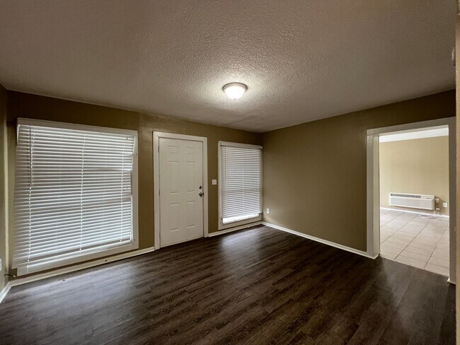 Foto del edificio - 2nd Floor 2 Bedroom Home