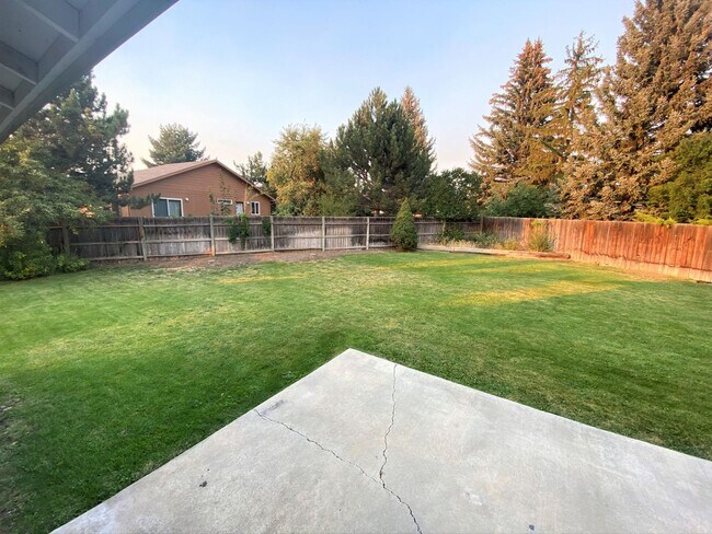 Foto del edificio - 3 Bed on Cul-de-sac with Great Backyard an...