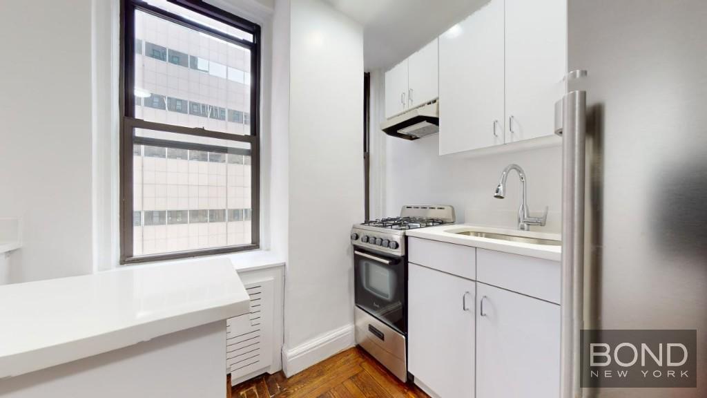 Building Photo - 140 E 46th St