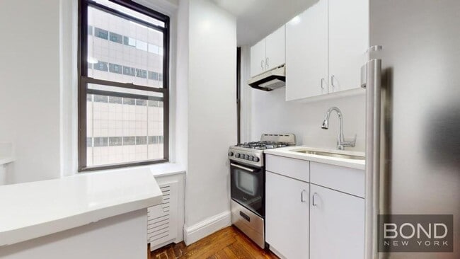 Building Photo - 140 E 46th St