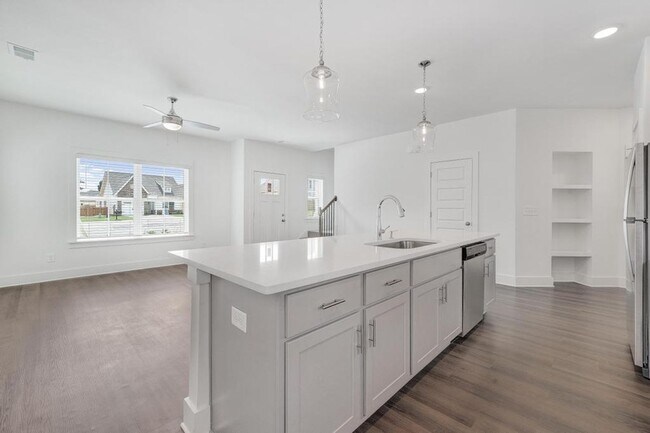 Building Photo - 2 Bedroom with Bonus Office!