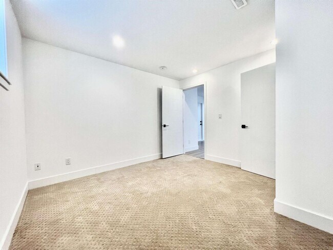 Photo du bâtiment - 16594-16561 61 Ave