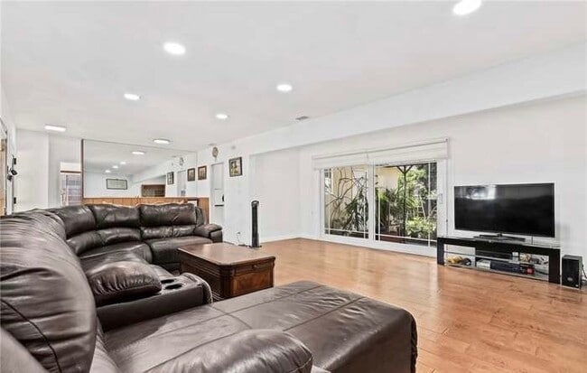 Foto del edificio - 9945 Gaviota Ave