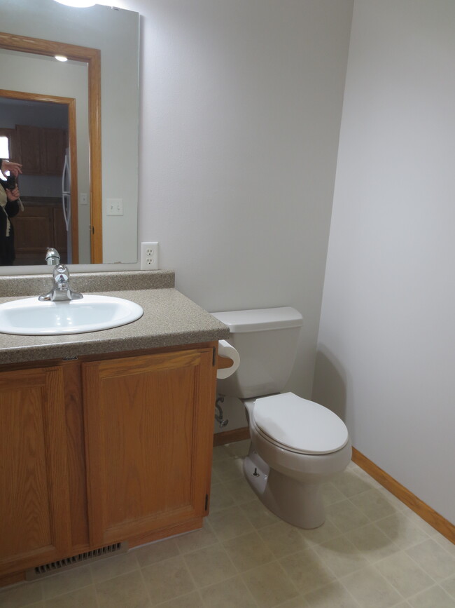 Half bath - 1319 N Lincoln Ave