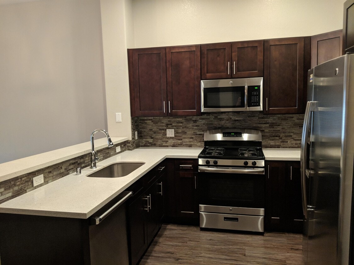 Foto principal - 24545 Town Center Dr