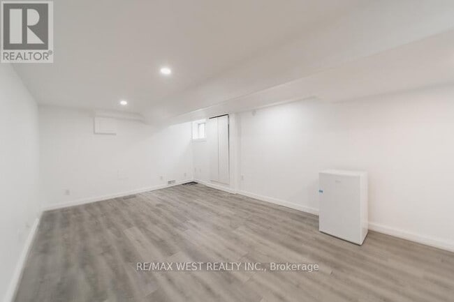 Building Photo - 975 Broadview Ave