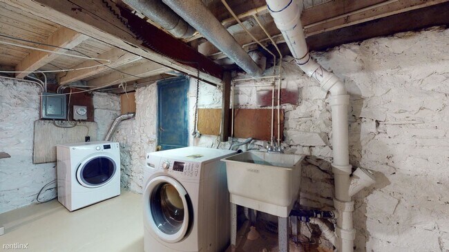 Foto del edificio - 2426 W Franklin St