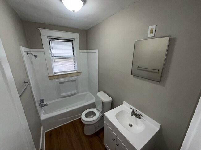 Foto del edificio - Cozy 2-Bed, 1-Bath Home with Great Location