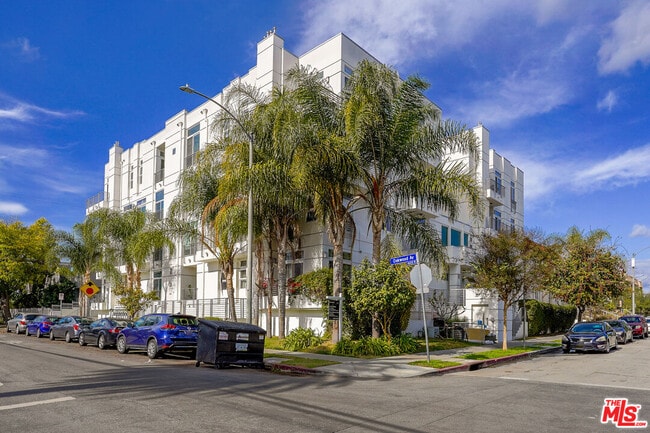 Building Photo - 401 Serrano Ave