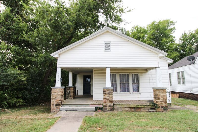 Primary Photo - 912 E Lee Ave