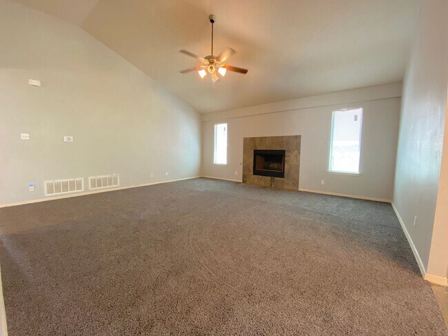 Foto del edificio - Sandstone Ranch Estates - 4Bed /3bath Refr...